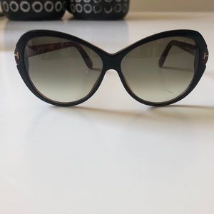 Very scratched Tom Ford Valentina Sunglasses 🕶